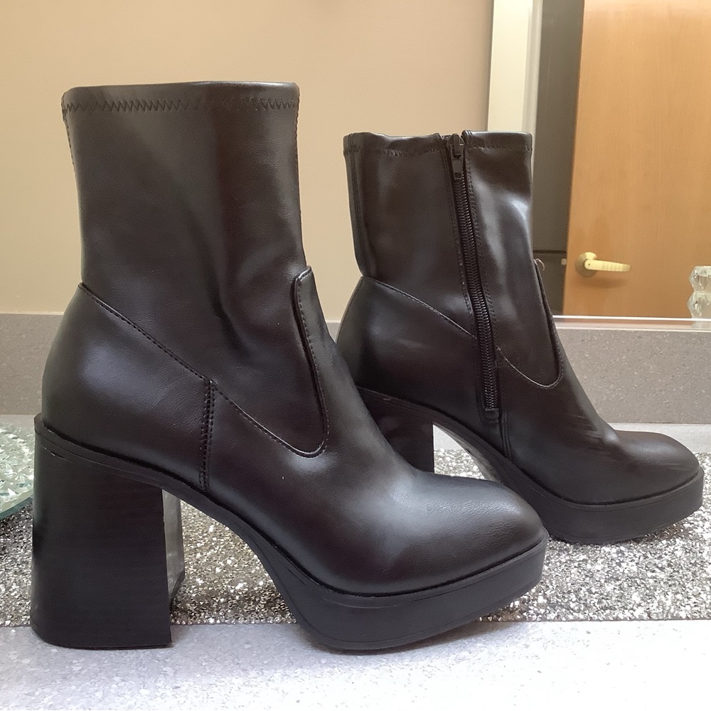 Mix N.O 6 cute Black leather ankle boots with chunky heel